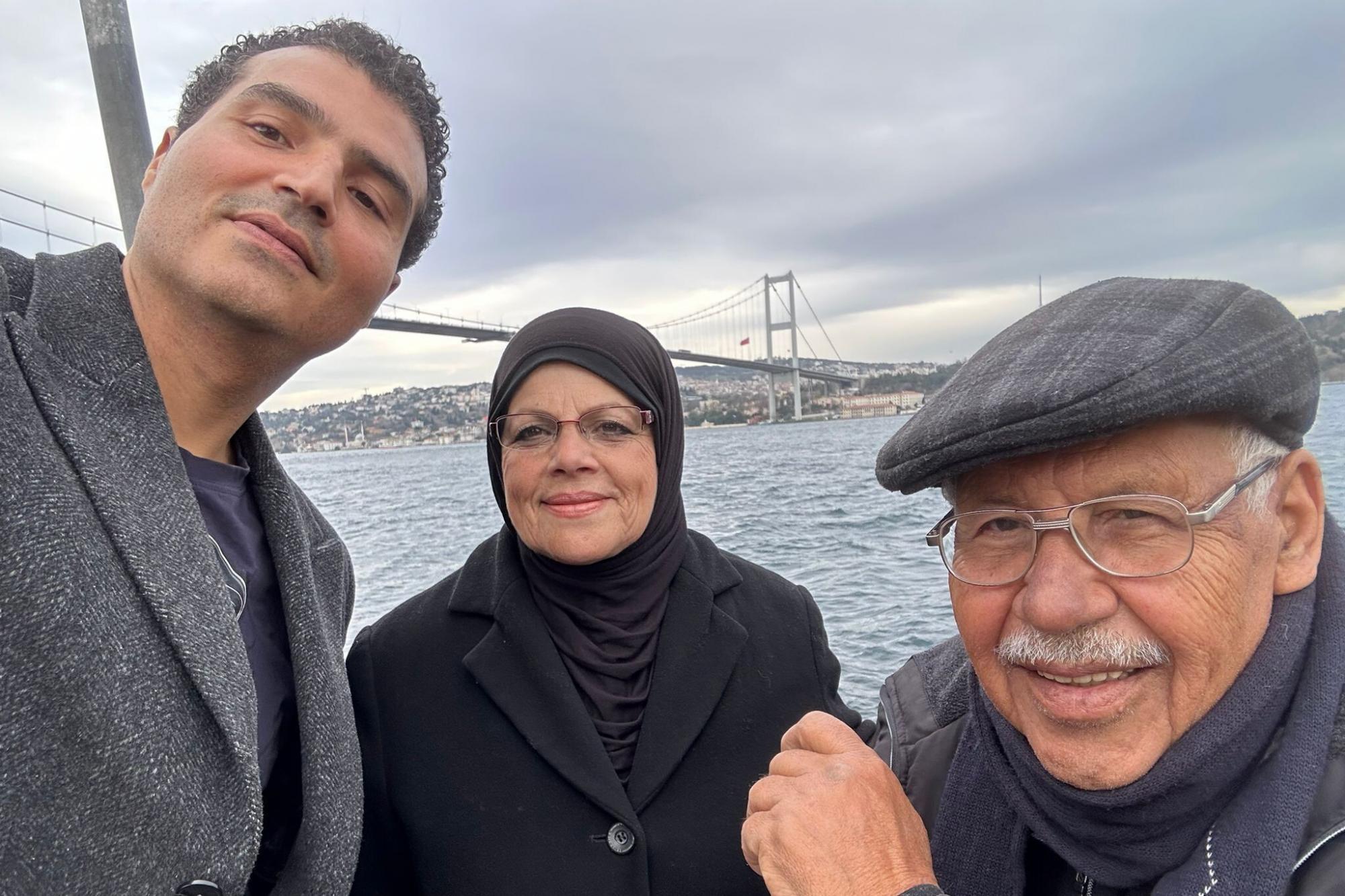 Das Ehepaar Basyouni konnte mittlerweile aus Gaza ausreisen. In Istanbul trafen sie ihren Sohn Loay. Foto: Loay El-Basyouni, privat.
