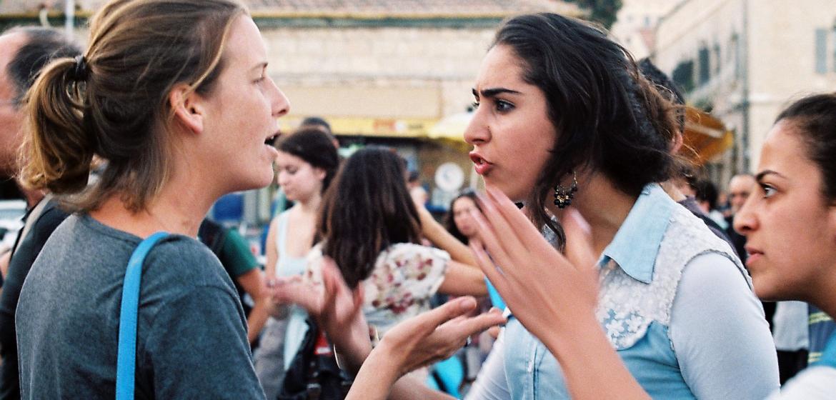 Bei einer Kundgebung gegen Rassismus in Jerusalem am Mittwoch beschimpfen Passanten die linken Demonstranten. Foto: Ticha Matting (C)