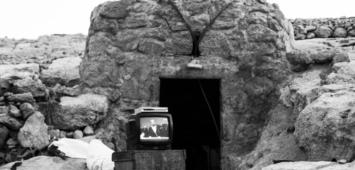 Fernseher vor einer Höhle in Maghayir al-Abeed. Foto: Eduardo Soteras Jalil (C)