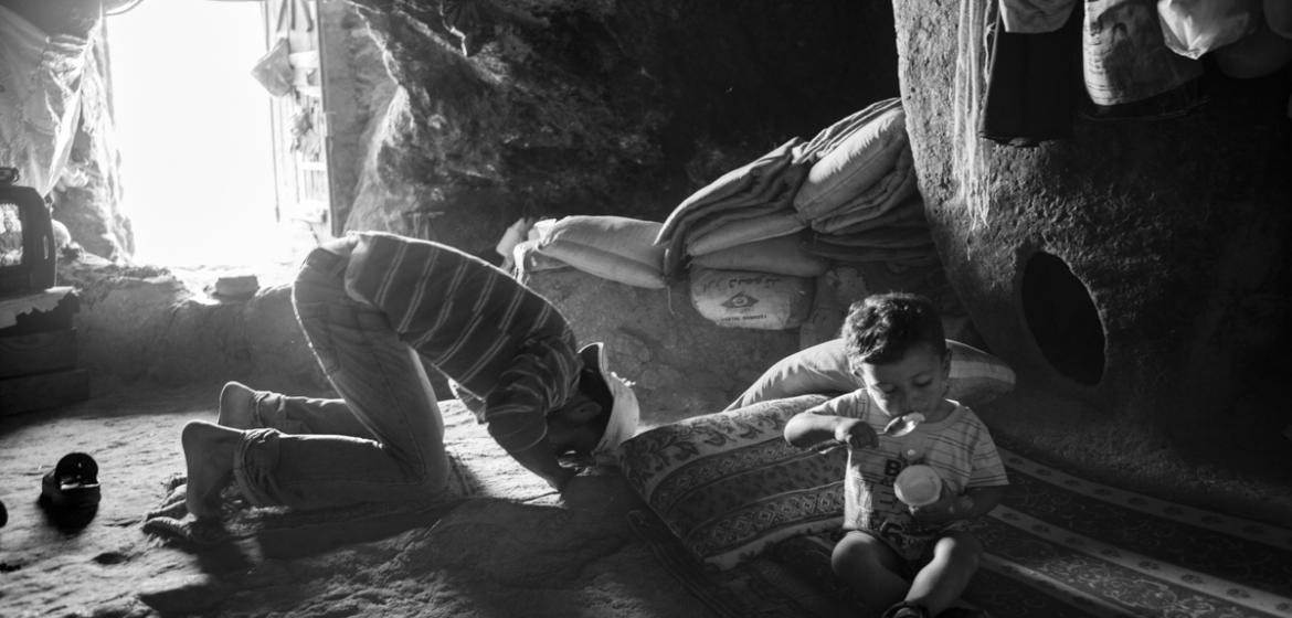 Ziyad Shkhadi betend in seiner Höhle in Maghayir al-Abeed. Foto: Eduardo Soteras Jalil (C)