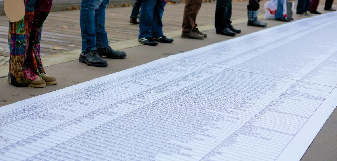 Proteste gegen die europäische Flüchtlingspolitik gibt es viele - aber ändert sich etwas? Hier eine Menschenkette von 2013, die eine Liste mit den Namen der Opfter der Flüchtlingspolitik vor das Europäische Parlament in Strasburg bringt. Photo: GUE/NGL/Flickr (CC BY-NC-ND 2.0) 