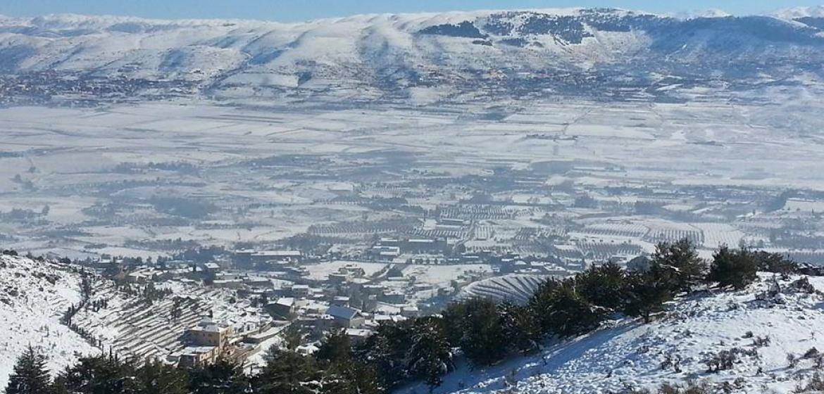 Blick über die Bekaa-Ebene im Osten des Libanon, am Horizont die Grenze zu Syrien. Foto: Zouzou (C)