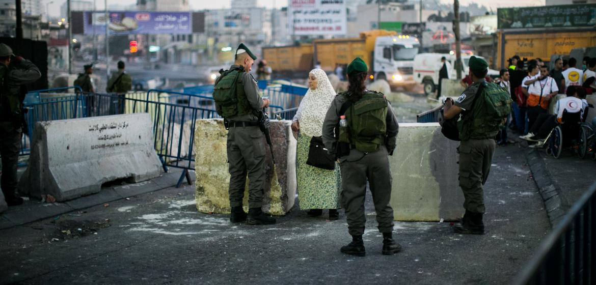 Eine Palästinenserin am Qalandiya Checkpoint nach Jerusalem auf dem Weg zum Gebet vergangenen Freitag. Foto: ActiveStills (C)