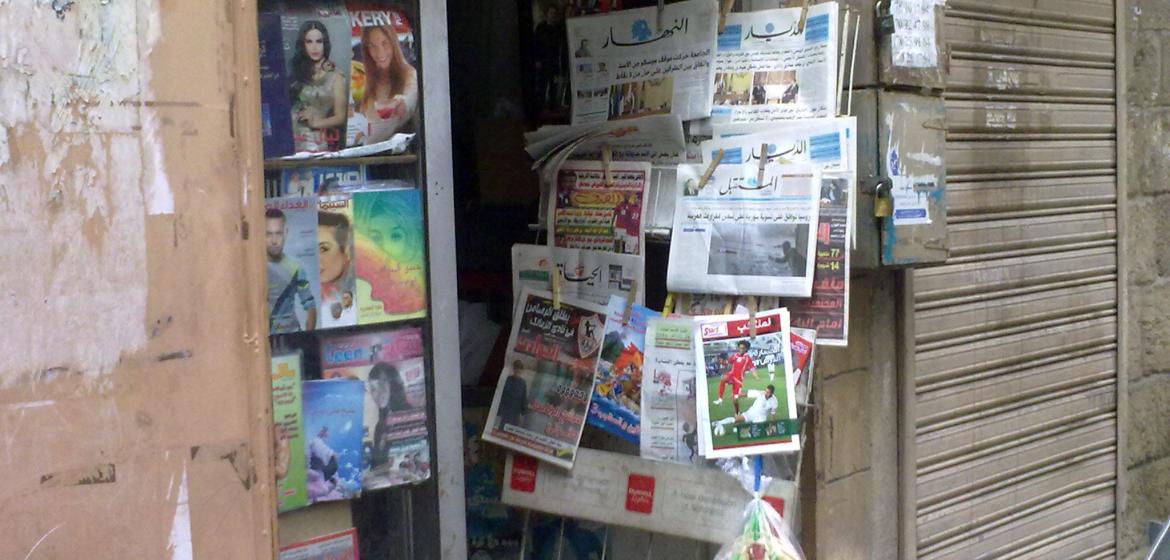 Zeitungsstand in Tripoli. Foto: Bilal Kamoon (WikiCommons, CC 2.0, https://commons.wikimedia.org/wiki/File:2012_newsstand_Tripoli_6835063248.jpg)