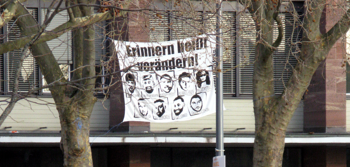 Am Platz der alten Synagoge in Freiburg wurde mit einem Banner den Opfern des rassistischen Attentats in Hanau am 19. Februar 2020 gedacht. Foto: Wikimedia