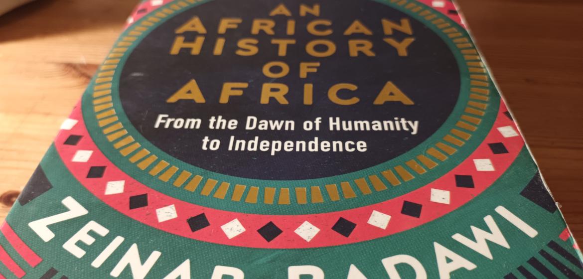 Englisches Buchcover: „An African History of Africa“, Foto: Alicia Kleer. 