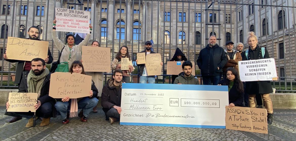 Protestierende gegen die Finanzierung des Assad-Regimes in Berlin. Foto: Kampagne #DefundAssad.