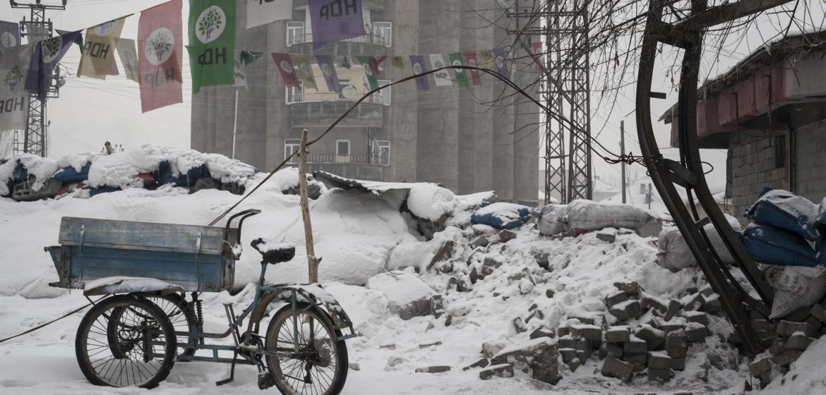 Über den Barrikaden im Viertel Orman wehen die Fahnen der legalen Partei HDP. Photo: Hélène Debande