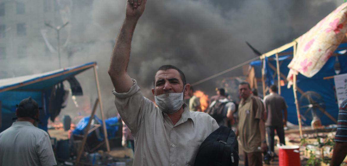 Ein Unterstützer des gestürzten Präsidenten Mursi bei den schweren Zusammenstößen zwischen Muslimbruderschaft und Sicherheitskräften am 14. August in Kairo. Foto: (c) Globovisión/ Flickr