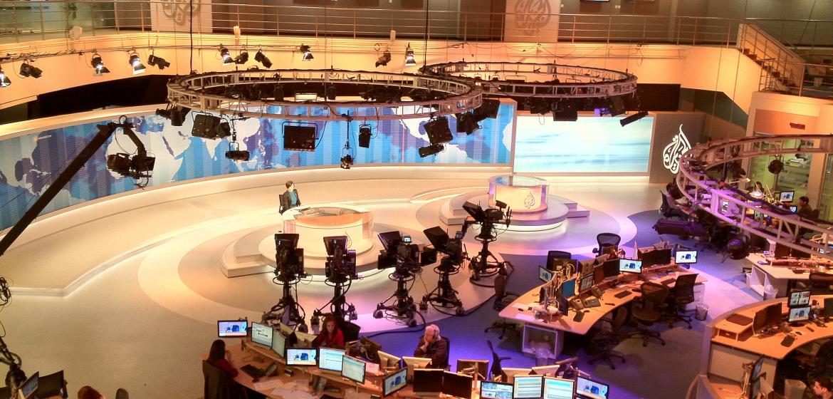 Blick ins Studio der Fernsehnachrichten von Al-Jazeera in Doha. Der katarische Fernsehsender soll nach Willen der vier Länder bis Sonntag abgeschaltet werden. Foto: By Wittylama (Wikicommons, CC BY-SA 3.0)