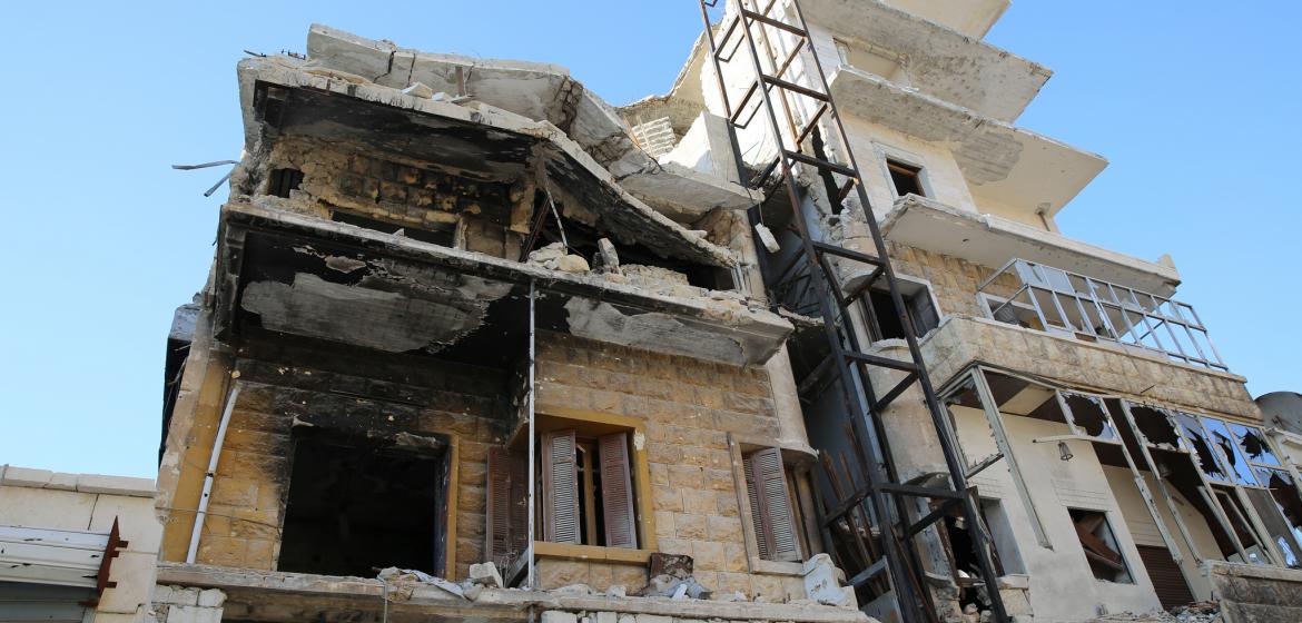 "Die Luft hat einen anderen Duft, eine andere Farbe. Die benachbarten Gebäude sind wegen der Brände schwarz eingefärbt. Es sieht aus, als wäre ein Vulkan ausgebrochen." Wohnhäuser in Aleppo. Foto: IHH Humanitarian Relief Foundation/Flickr (cc-by-nc-nd 2.0)