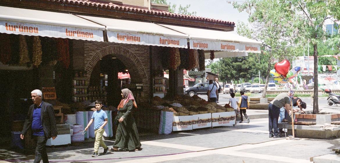 Geschäft in Amed (Diyarbakir), Türkei, am Platz "Dağ Kapıam“, das getrocknetes Obst verkauft einen Tag vor der Wahl 13.05.2023. Foto: Ricardo Bolaños González