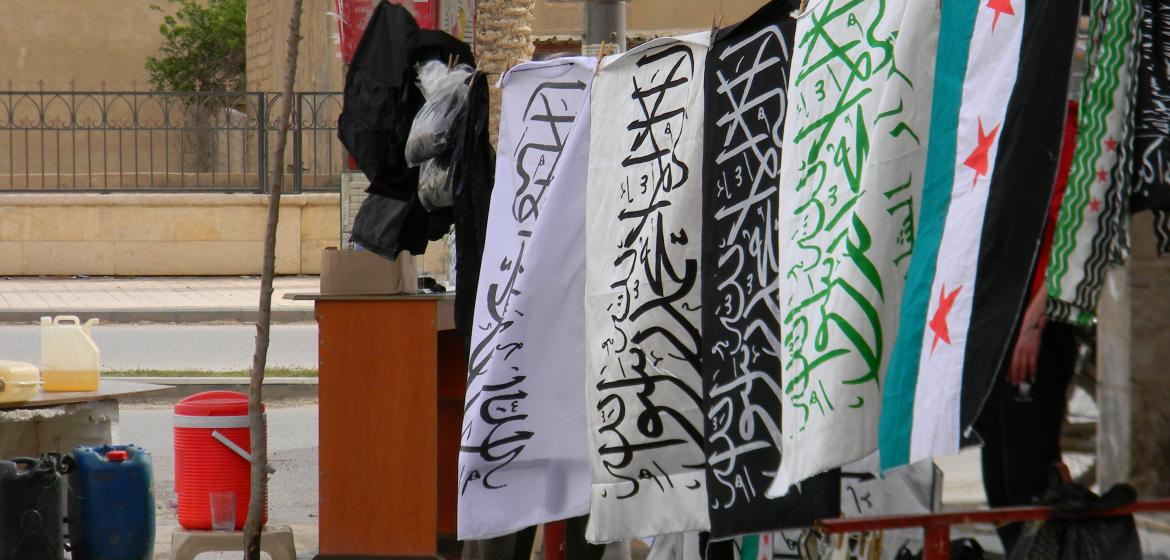 Raqqa, April 2013: with the increasing military gains of Islamist groups, white and black flags appear now more often next to the flag of the Revolution in public space. Photo: cc Beshroffline / flickr.