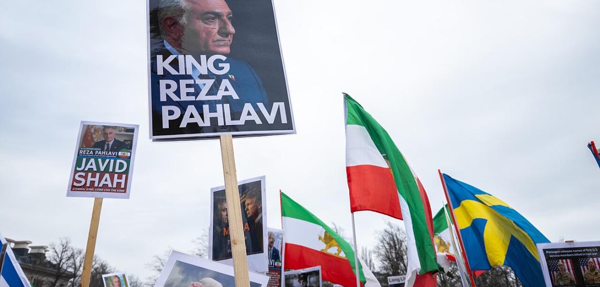 Foto: Anti-islamische Republik Demonstrant:innen feiern Khameneis Tod in Göteborg, Schweden, 7. März 2026 von Crannofonix News (https://commons.wikimedia.org/wiki/File:Anti-Islamic_Republic_Iran_protest_Gothenburg_2026-03-07_29.jpg). 