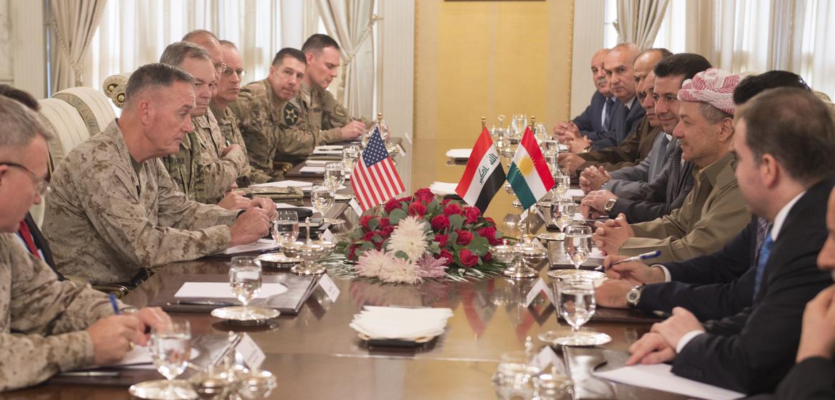 Man bleibt im Gespräch: Masoud Barzani (rechts, mit Turban) mit US-Marine-Offizieren. Foto: D. Myles Cullen/US Department of Defense (2015)