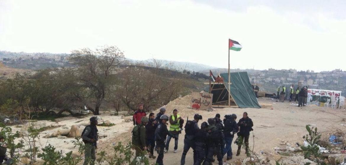 Soldaten und Aktivisten am Rande des Protestcamps Bawabat al-Quds. Foto: Mahmoud Alian.