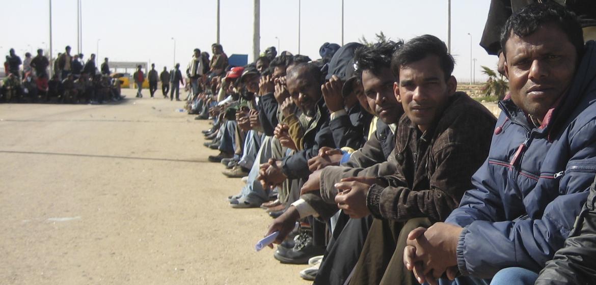 Wanderarbeiter aus Bangladesch in Ägypten (2011) Foto: [DFID – UK Department for International Development](Link zur Commons-Bildseite), „Patiently waiting for a flight home“, 2. März 2011, zugeschnitten, Lizenz: CC BY 2.0 (via Wikimedia Commons)