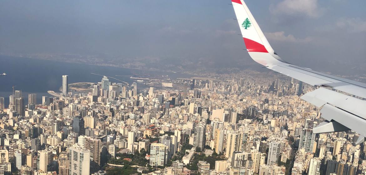 Blick über Beirut: im Hintergrund das schwer beschädigte Hafengelände mit dem zerstörten Getreidespeicher in der Mitte. Foto: Ginan Osman