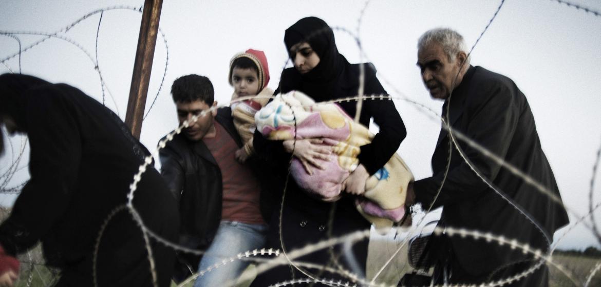 Flucht über Stacheldraht, die Kinder im Arm: Wie diese Familie auf der Suche nach Rettung in der Türkei sind Hunderttausende vor dem Krieg in Syrien geflohen. Das Bild entstand 2012. Foto: Andreas H. Landl/Flickr (https://flic.kr/p/qxAEF3), Lizenz: CC BY-NC 2.0 (https://creativecommons.org/licenses/by-nc/2.0/) 