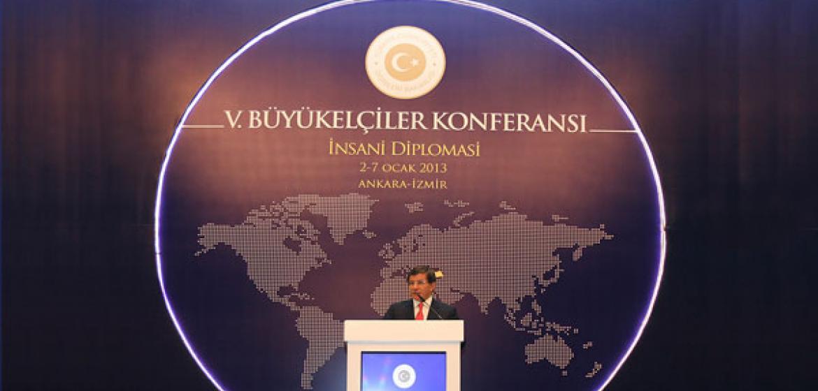 Außenminister Ahmet Davutoğlu schwor 2013 die türkischen Botschafter mit seiner Rede zur Humanitären Diplomatie auf den neuen Kurs ein. Foto: www.mfa.gov.tr.