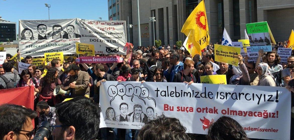 Eine Demonstration der Academics for Peace und anderer Organisationen vor dem Gericht in  Çağlayan, Istanbul am 22. April 2016. Foto: Can Candan. 