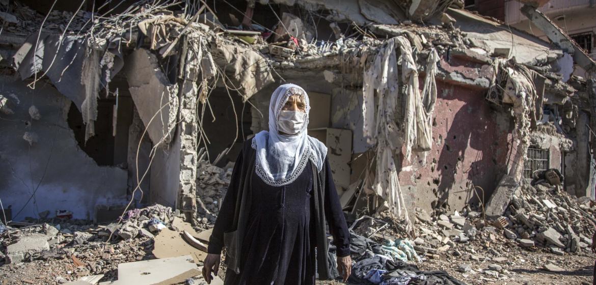 Auch die Stadt Cizre im Osten der Türkei wurde in großen Teilen von der türkischen Armee zerstört. Das Bild zeigt eine Frau vor den Trümmern ehemaliger Wohnhäuser, März 2016. Foto: "Cizre çatışmaları sırasında hasar gören bina ve bir Cizreli kadın, 2 Mart 2016" von Nedim Yılmaz/Flickr (https://flic.kr/p/LnpD53), Lizenz: cc-by sa 2.0 (https://creativecommons.org/licenses/by-sa/2.0/)