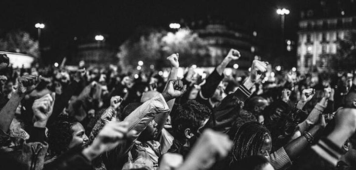 Teilnehmende am "Marsch für Würde und gegen Rassismus" auf der Place de la Bastille, Paris, im Oktober 2015. Photo: Parti des Indigènes de la République.