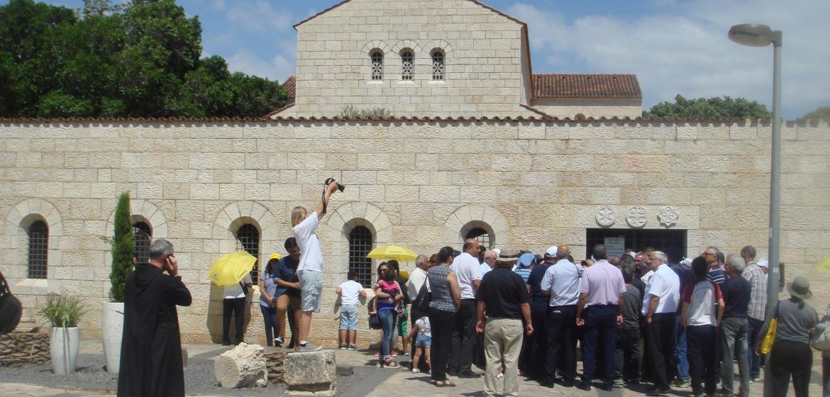 Solidaritätsbesuche bei der Brotvermehrungskirche am See Genezareth nach dem Brandanschlag. Foto: Kolja Brandtstedt