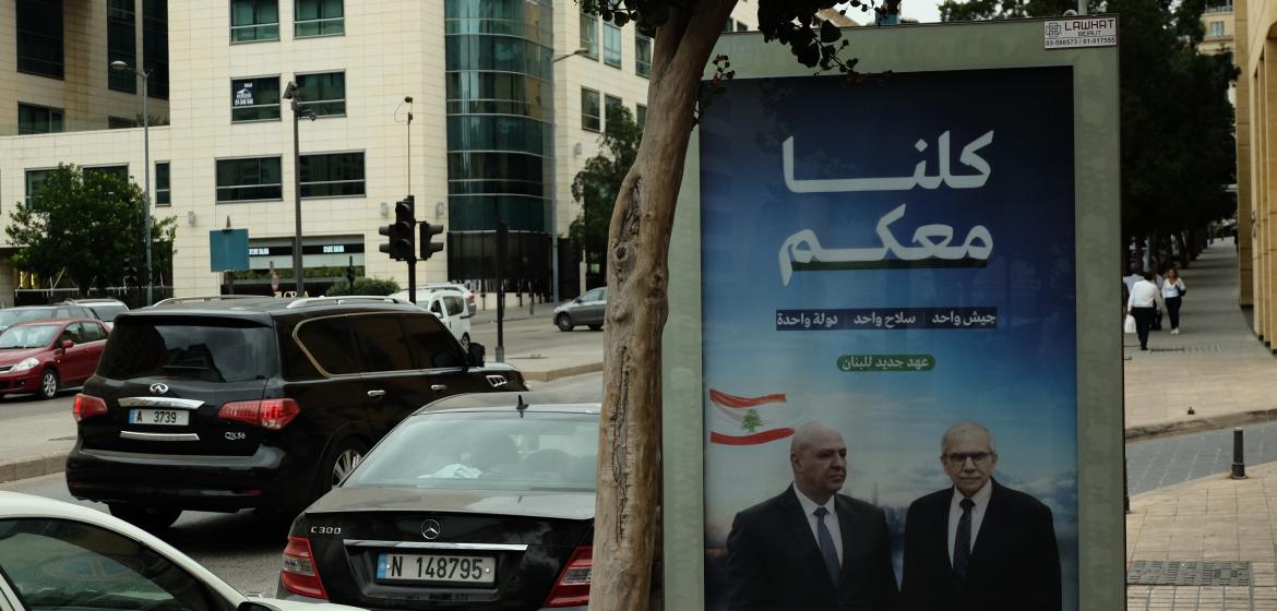 Ein Regierungsplakat zeigt den Präsidenten Joseph Aoun (links) und den Premierminister Libanons Nawaf Salam (rechts). Auf Arabisch steht darauf: „Wir sind mit ihnen. Eine Armee, eine Waffe, ein Staat. Eine neue Epoche für Libanon“.16.09. 2025. Foto: Justus Könneker. 