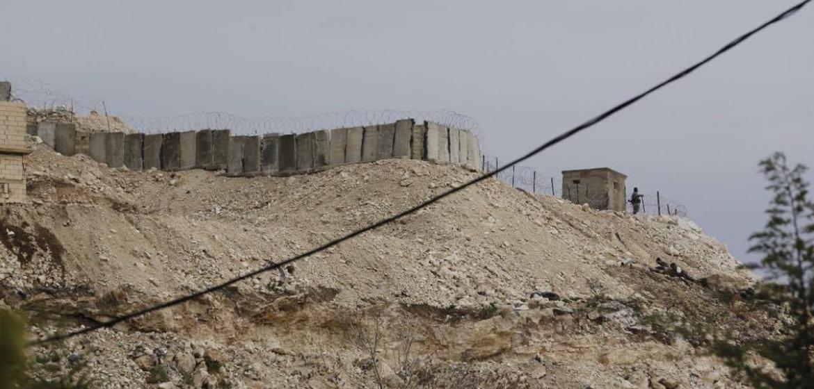 Fünf Meter hoch ist die Mauer rund um Ein el Helweh. Mehr als die Hälfte ist schon fertig. Foto: Privat