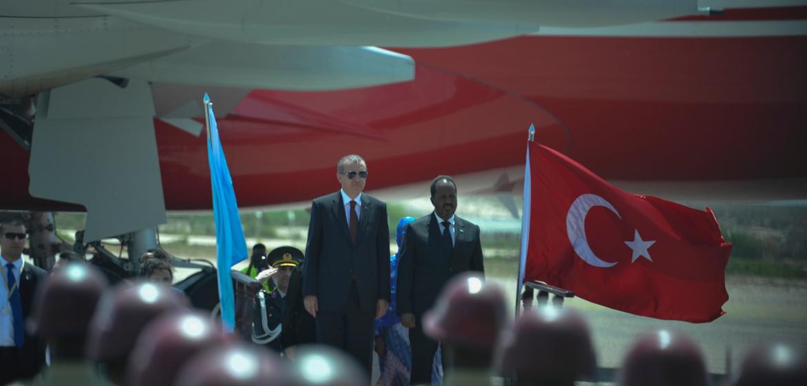 Erdoğan bei einem Staatsbesuch in Somalia. Der türkische Präsident versucht zunehmend, auch international seine Agenda durchzusetzen. Foto: Amisom Public Information/Flickr (https://flic.kr/p/pZ8Y1v, Public Domain)