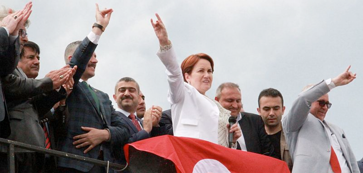 Meral Akşener, Gründerin der neuen Good Party, mit ehemaligen MHP-Parteikollegen. Das Handzeichen steht für die ultranationalistische bis faschistische Organisation der Grauen Wölfe. Foto: Yıldız Yazıcıoğlu/WikiCommons https://commons.wikimedia.org/wiki/Category:Meral_Ak%C5%9Fener#/media/File:Meral_Ak%C5%9Fener_delivering_a_speech.jpg (Public Domain)