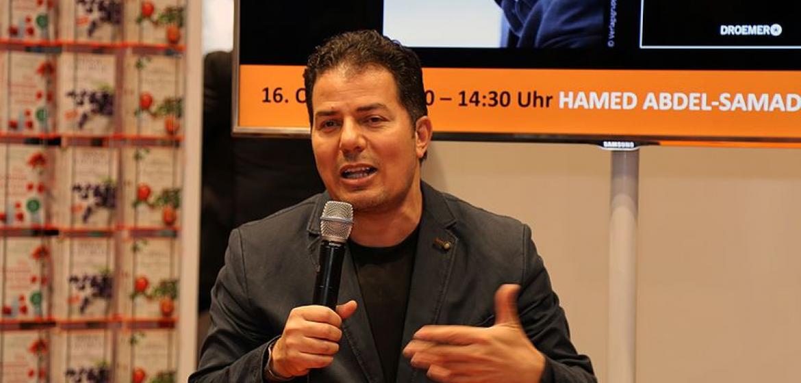 Autor Hamed Abdel Samad auf der Franfurkter Buchmesse. Foto: JCS/Wikicommons (https://upload.wikimedia.org/wikipedia/commons/3/39/Frankfurter_Buchmesse_2015_-_Hamed_Abdel-Samad_4.JPG)