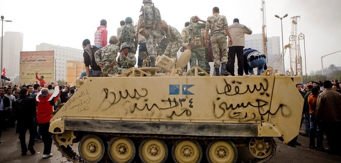 2011 schrieben Protestierende ihre Slogans auf die Panzer der Armee. Heute wird jede Form des Widerstands brutal unterdrückt. Foto: Hossam el-Hamalawy