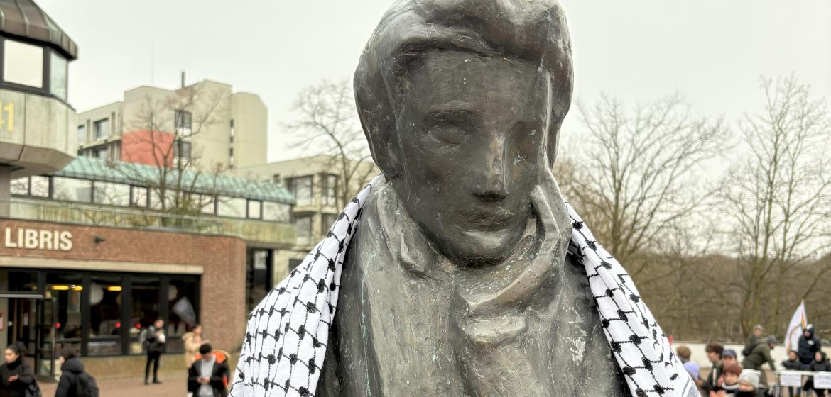 Die Heinrich-Heine-Statue auf dem Campus der HHU mit einer Kuffiye bedeckt. Foto: Students for Palestine HHU