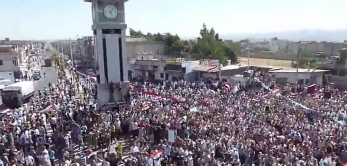 Demonstration im Jahr 2011 auf dem "Platz der Freiheit" in al-Hula. Bildquelle: Screenshot von youtu.be/wB6lyJYXPfM