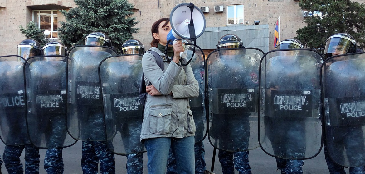 Mit Megafon gegen die korrupte politische Führung: Eine Frau ergreift das Wort während der Proteste in Armenien im April 2018.