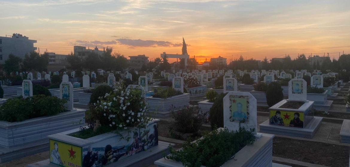 Gräber gefallener Anhänger der kurdischen Freiheitsbewegung auf einem Friedhof in Qamishli. Foto: Khabat Abbas