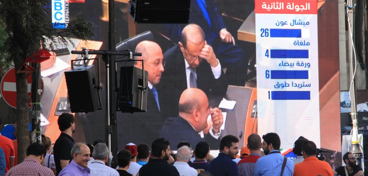 Liveübertragung der Stimmenauszählung in Beirut - Aoun rechts im Zentrum. Foto: Diana Beck (C)