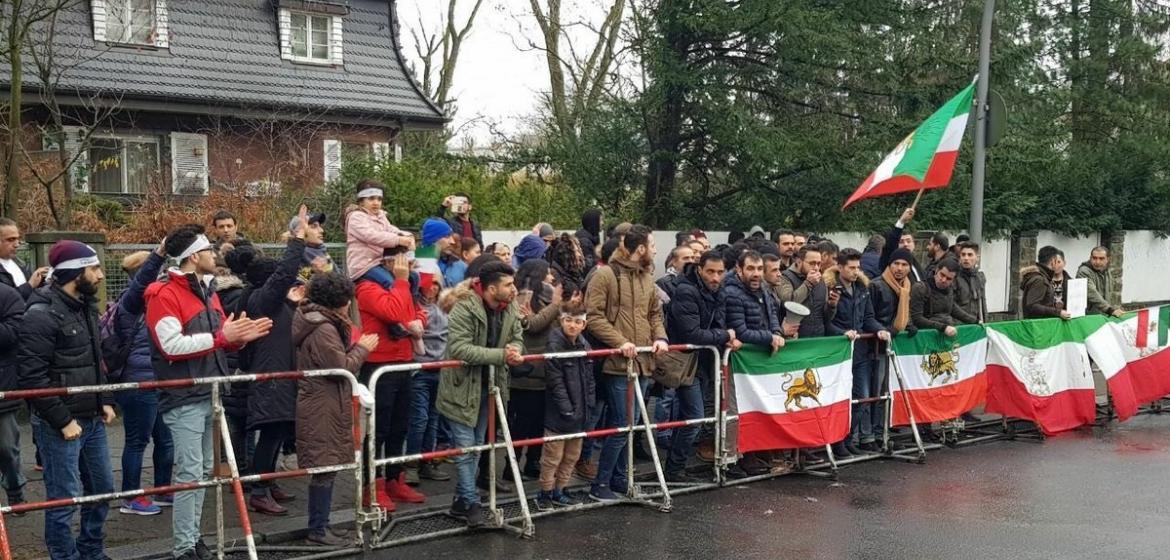 Solidaritätsprotest mit den Demonstrationen in Iran vor der iranischen Botschaft in Berlin. Foto: voanews.com/wikicommons (Public Domain)