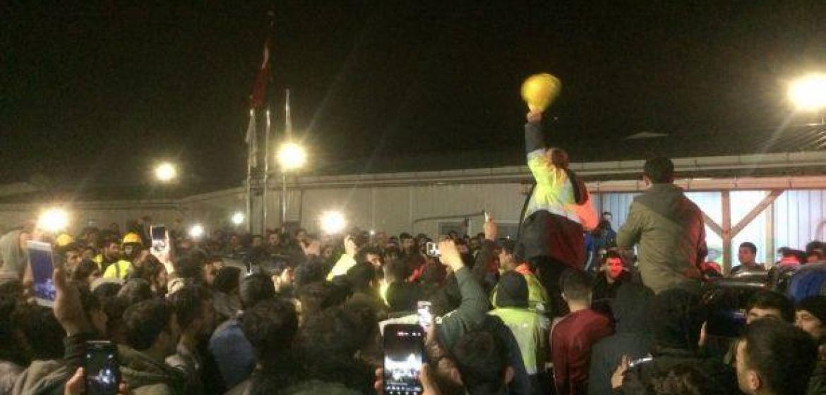 Arbeiter blockieren ein Verwaltungsgebäude an der Flughafenbaustelle. Foto: İnşaat İş (mit freundlicher Genehmigung)