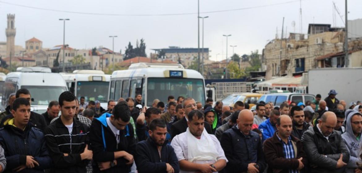 Etwa 150 Männer verrichten ihr Freitagsgebet vor dem Damaskustor in Jerusalem - Israels Regierung hatte den Tempelberg für sie gesperrt. Foto: Clara Hanfland