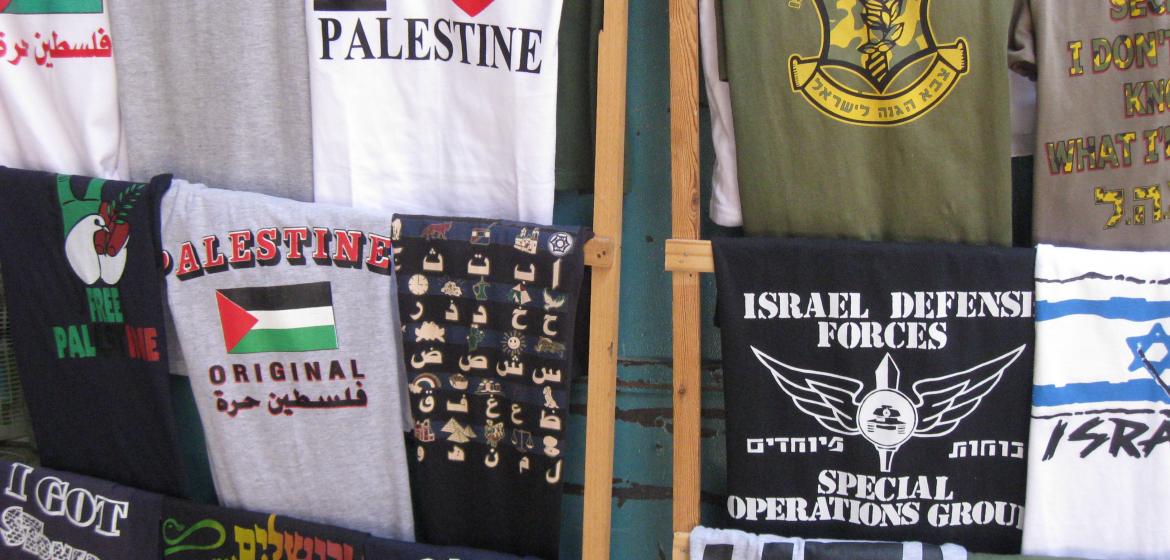 Souvenir-shop in the Old City of Jerusalem. Two realities confront each other closely in Israel and Palestine - they should both be taken seriously. Picture: B. Straub (CC BY-SA 2.0) 