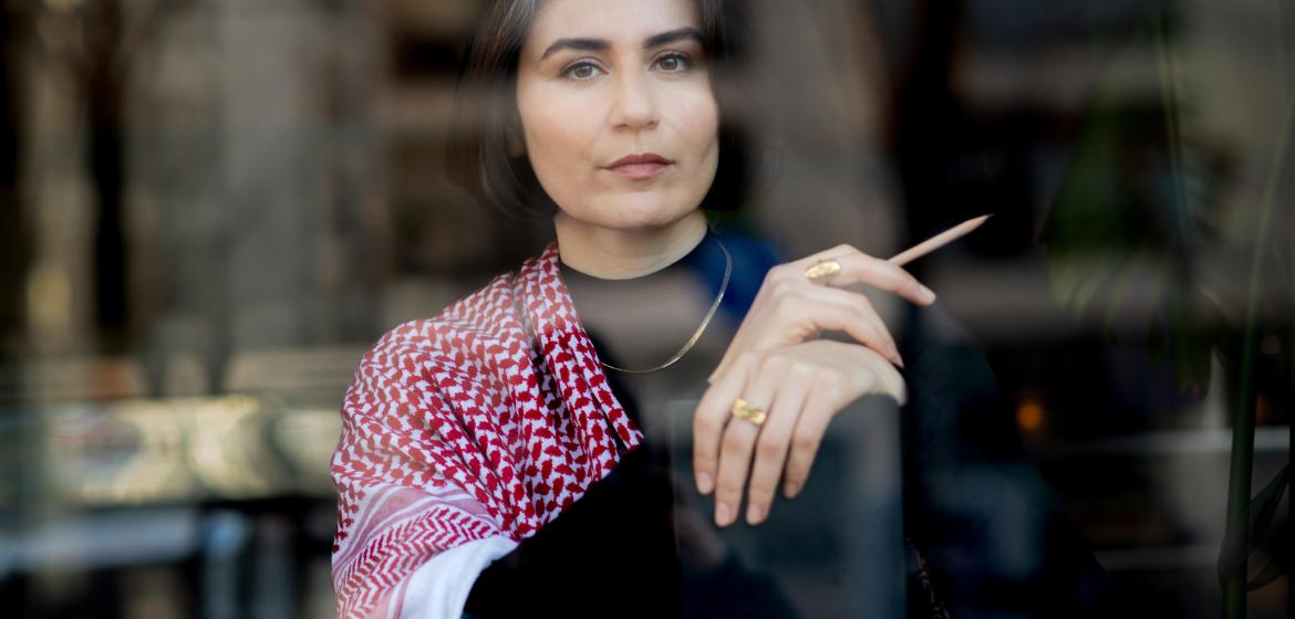 Karosh Tahas neuer Roman "Gulistan" erzählt von der Unterdrückung von Kurd:innen im Irak unter Saddam Hussein. Foto: Mina Amiri.