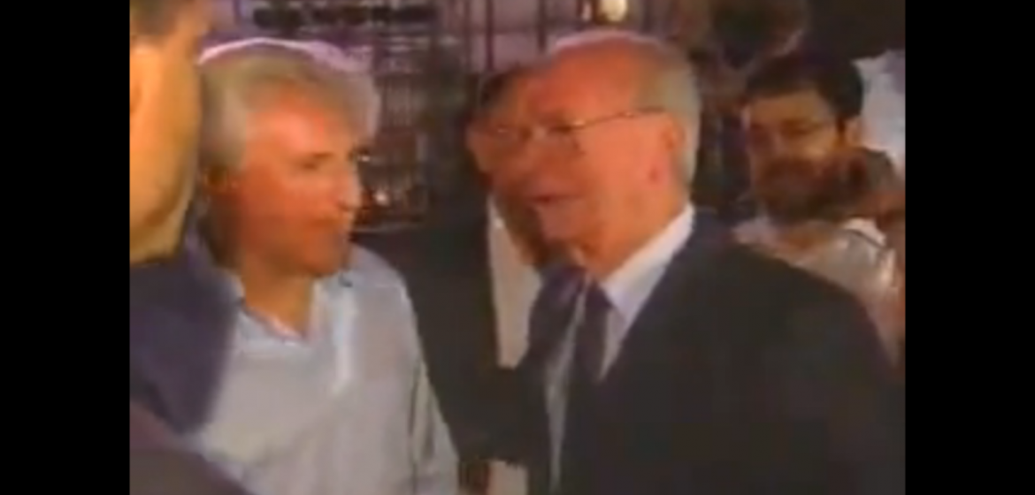 Shlomo Lahat (l.) und Jitzhak Rabin nach der Demonstration in Tel Aviv am 4. November 1995. Wenige Minuten später wird Rabin erschossen. Bild: Screenshot.