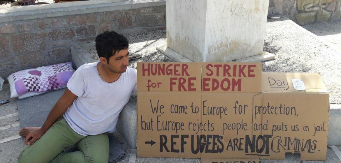 Inmitten von Touristen und Cafés ist Arash Hampay auf der Insel Lesbos in den Hungerstreik getreten. Foto: Lorraine Leete, Legal Centre Lesbos