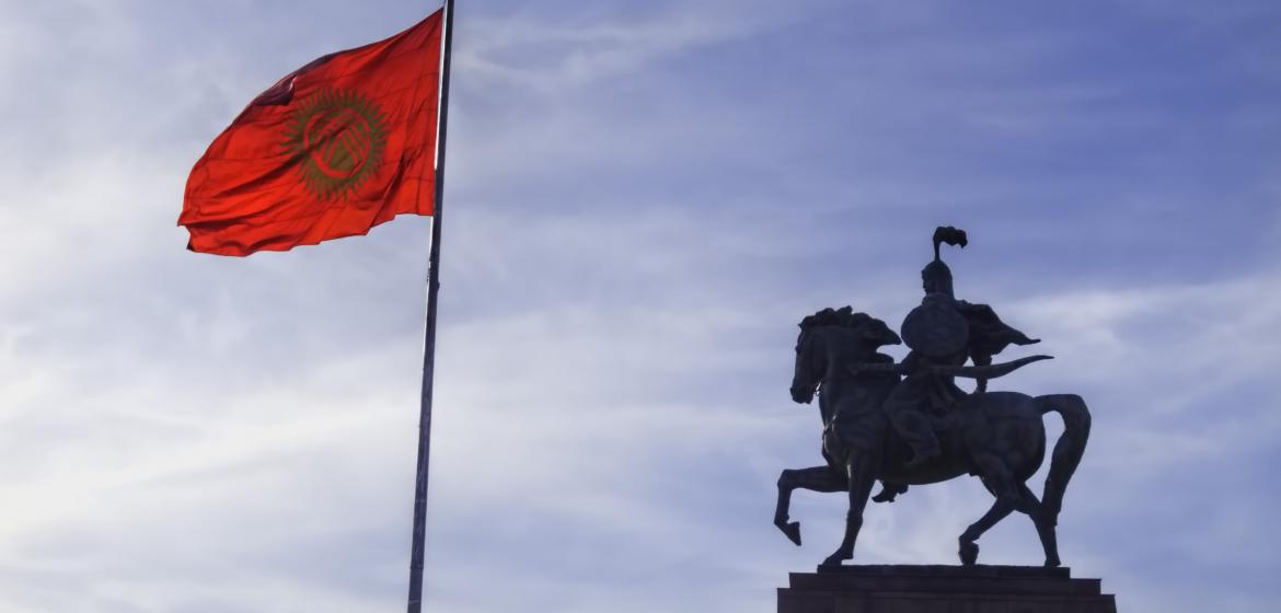 Der Ala-Too-Platz in der kirgisischen Hauptstadt Bishkek mit der Manas-Statue war Schauplatz der diesjährigen Unabhängigkeitsfeier. Enthüllt wurde die Statue vor fünf Jahren, anlässlich des 20. Staatsjubiläums - doch sie verweist auf etwas viel Älteres: eine Art mystische Waffenbruderschaft zwischen dem Heute und dem Gestern. Foto: Flickr/Dan Lundberg https://flic.kr/p/qLEX6p, cc-by-sa-2.0 https://creativecommons.org/licenses/by-sa/2.0/.