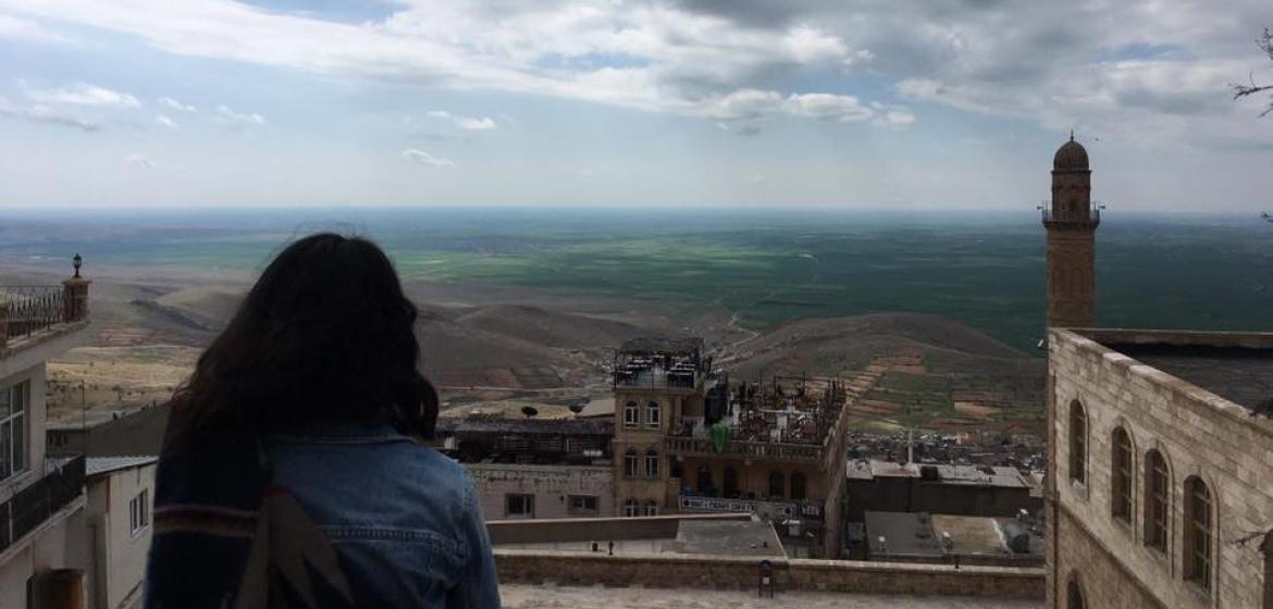 "Es liegt Nebel in der Luft. Es sieht mystisch aus. Ich lehne mich vorn über, schaue aus dem Autofenster, will keinen Blick verschwenden. Ich sehe nur Land und Kalksteine." Foto: Eytan Celik