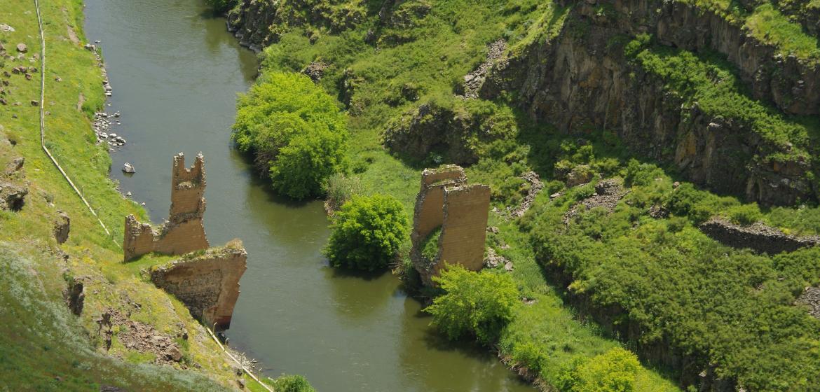 This bridge over the Akhuryan river was a part of the Silk Road, but nowadays no longer connects Armenia (right) to Turkey (left). Photo: Marten Lopatka (CC BY-SA 2.0)