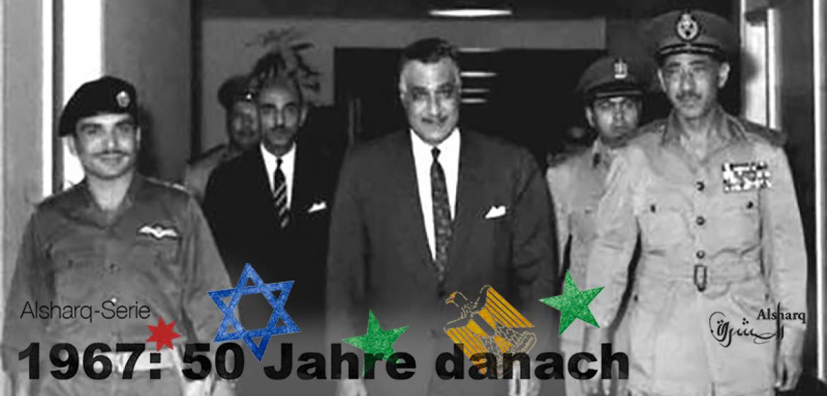 Gehen gerade den ägyptisch-jordanischen Verteidigungspakt unterzeichnen: König Hussein (links) und Gamal Abdel Nasser (Mitte) am 30. Mai 1967. Rechts Ägyptens Generalstabschef Abdel Hakim Amer. Foto: Not credited, Bibliotheca Alexandrina, Public Domain, Wikicommons